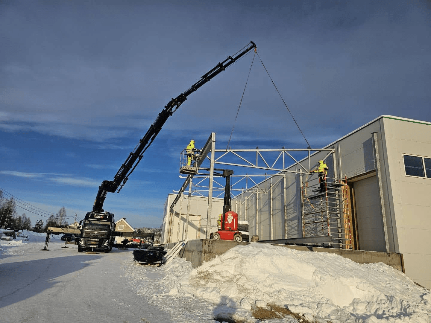 Kranbil 165TM i arbeid utendørs